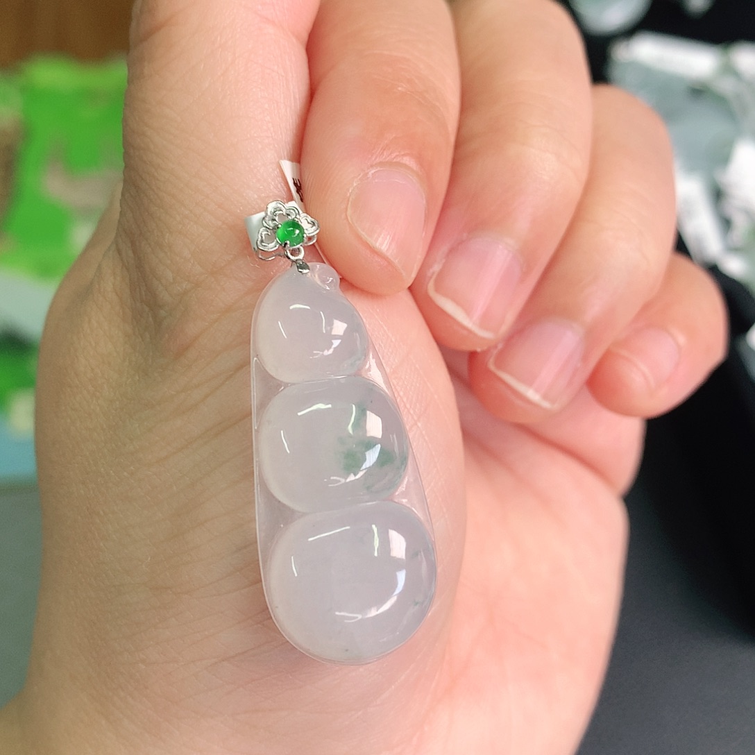 翡翠颈饰18K金镶嵌飘绿大豆子