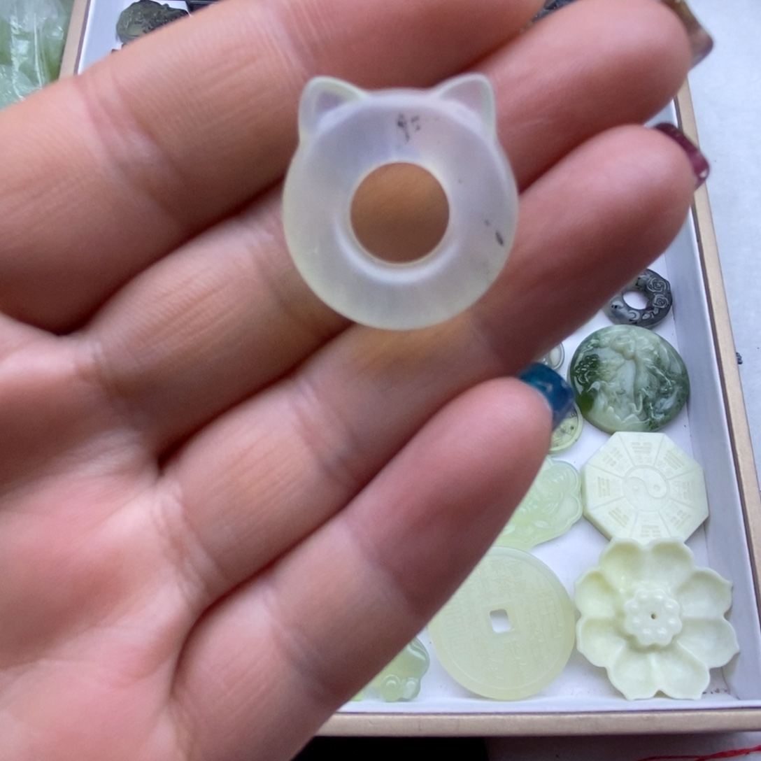 蛇纹石玉未镶嵌颈饰