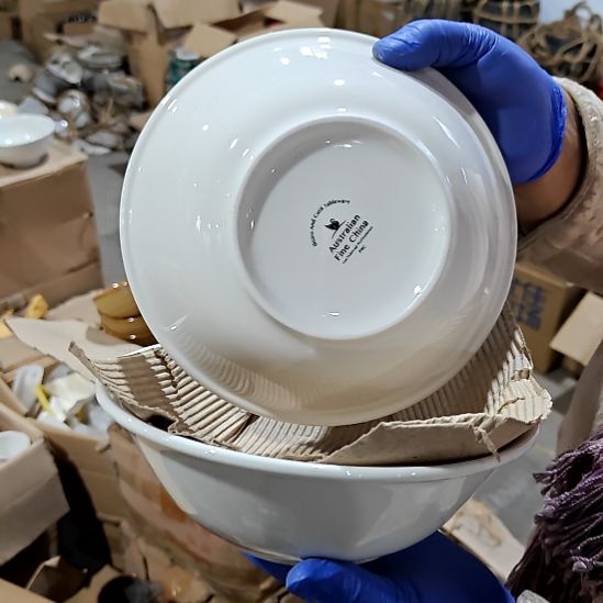 摆件盘子碗茶壶啥都有