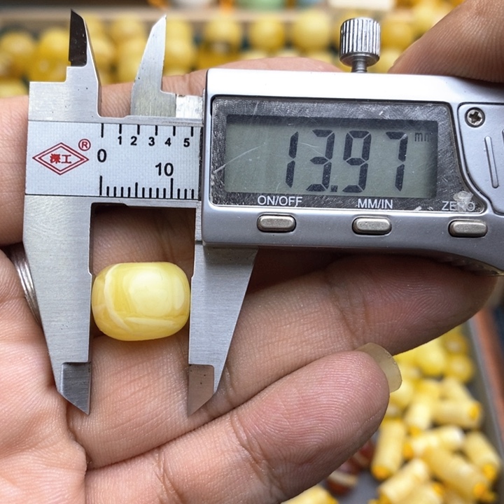 琥珀裸石未镶嵌29号14*11微瑕孔1.8