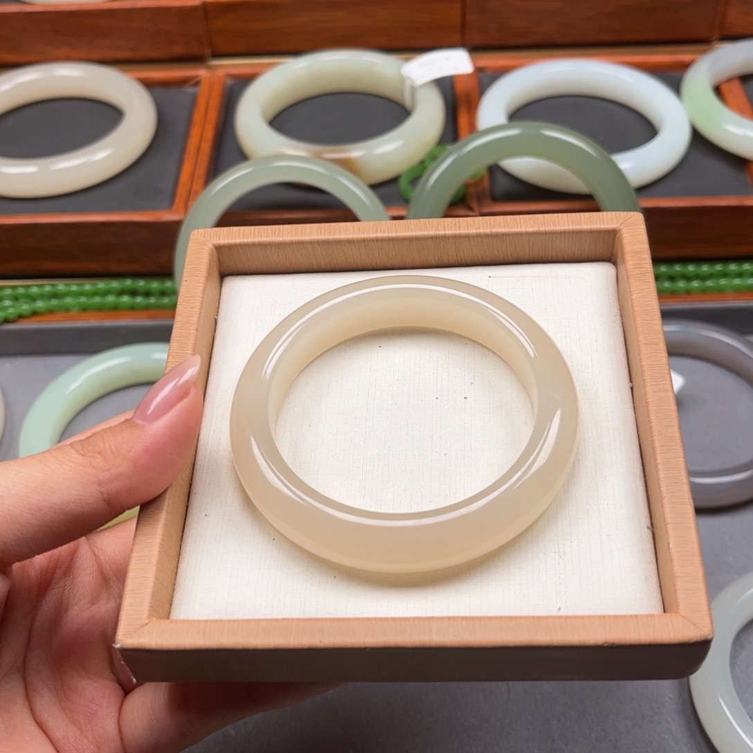 和田玉未镶嵌手镯