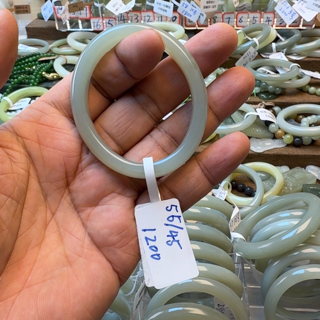 会***笨和田玉未镶嵌手镯