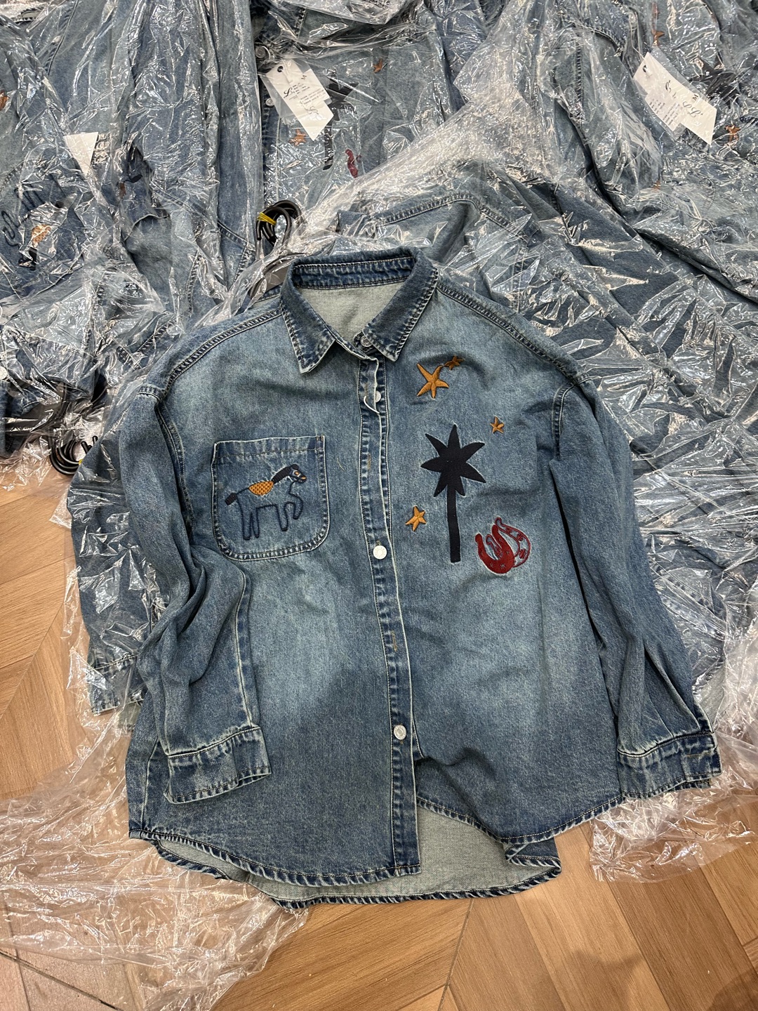 【济州岛】2025冬季：做旧水洗小马星星刺绣牛仔外套 2125