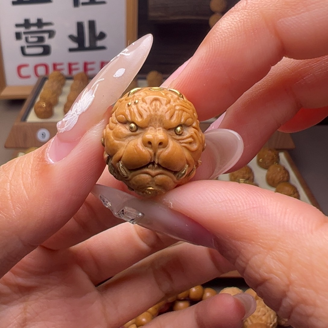 文玩核桃把件镶嵌款狗王18左右尺寸全品有正常封口线
