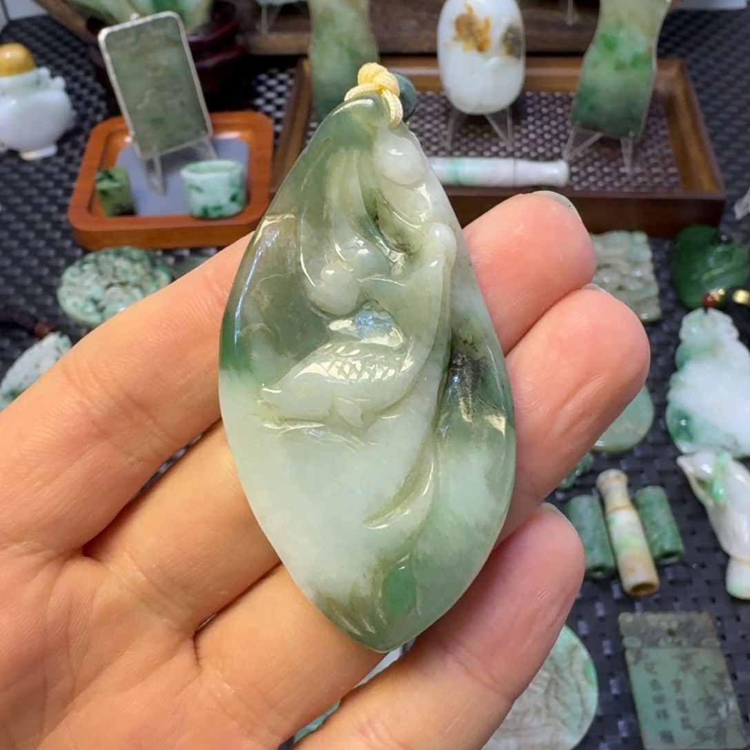 翡翠颈饰未镶嵌翡翠颈饰未镶嵌..