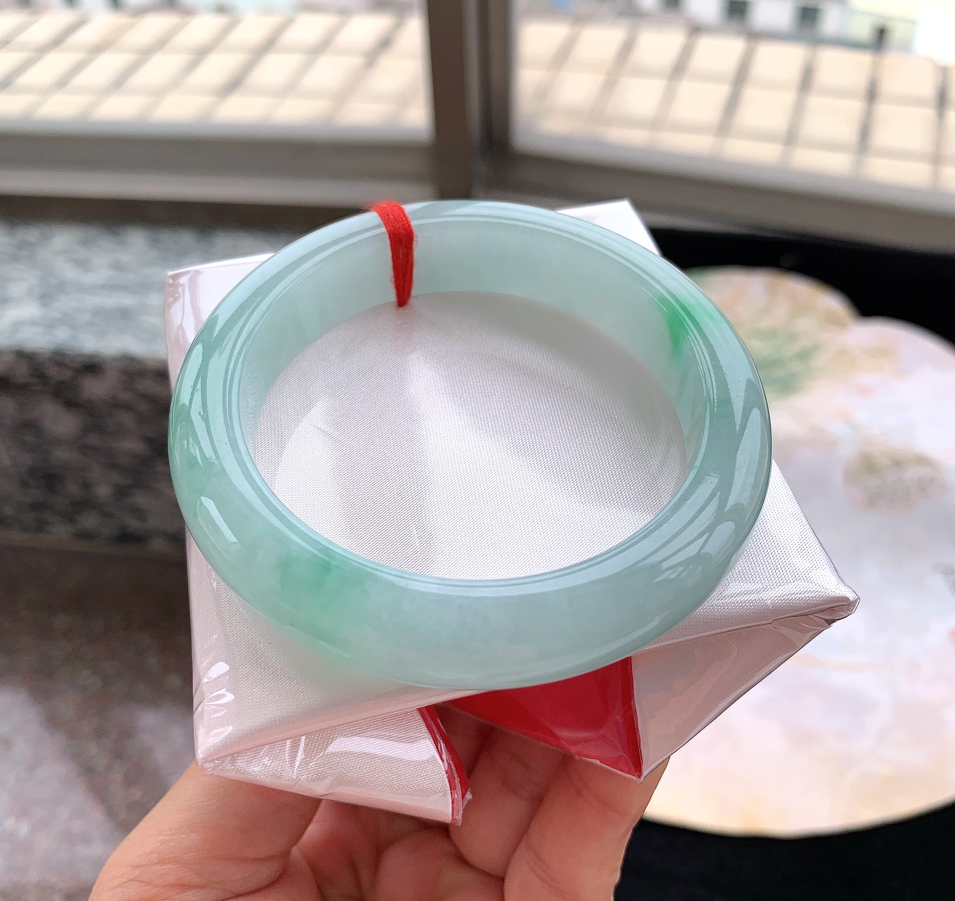 天然翡翠缅甸A货圈口56.4mm正圈水润宽边飘阳绿女款玉翡翠a级货