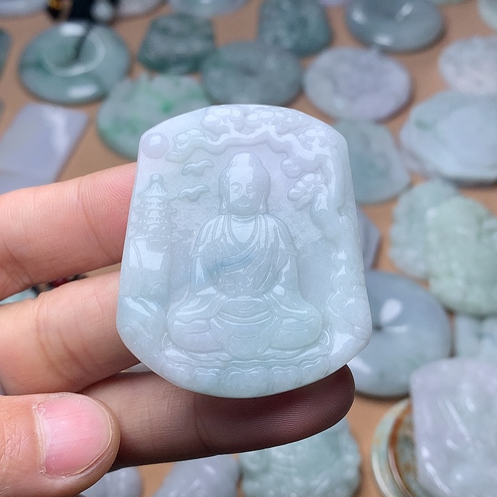 明***好翡翠未镶嵌颈饰大日