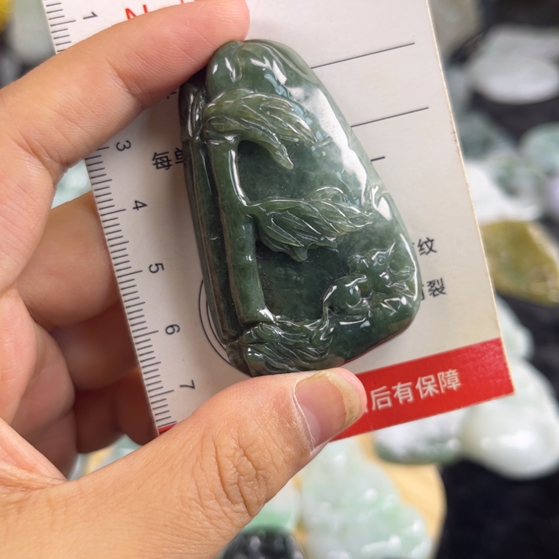 翡翠未镶嵌吊坠(赠链)