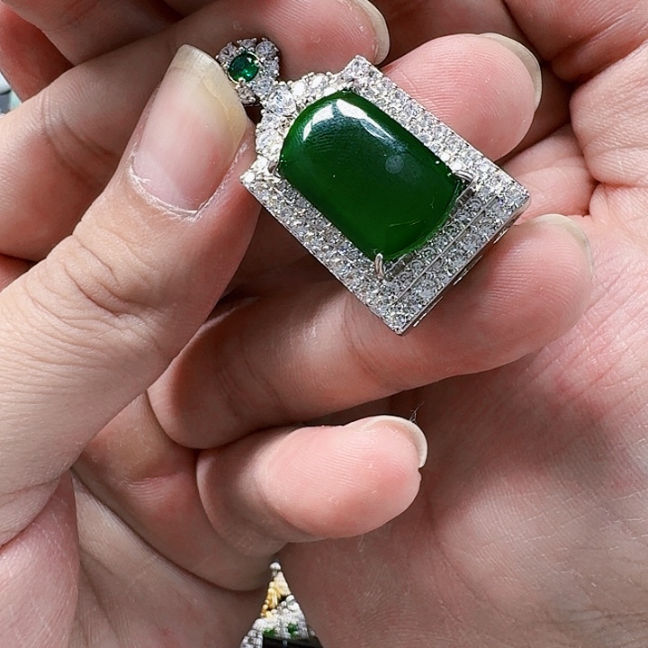 翡翠颈饰未镶嵌天然A货翡翠放漏