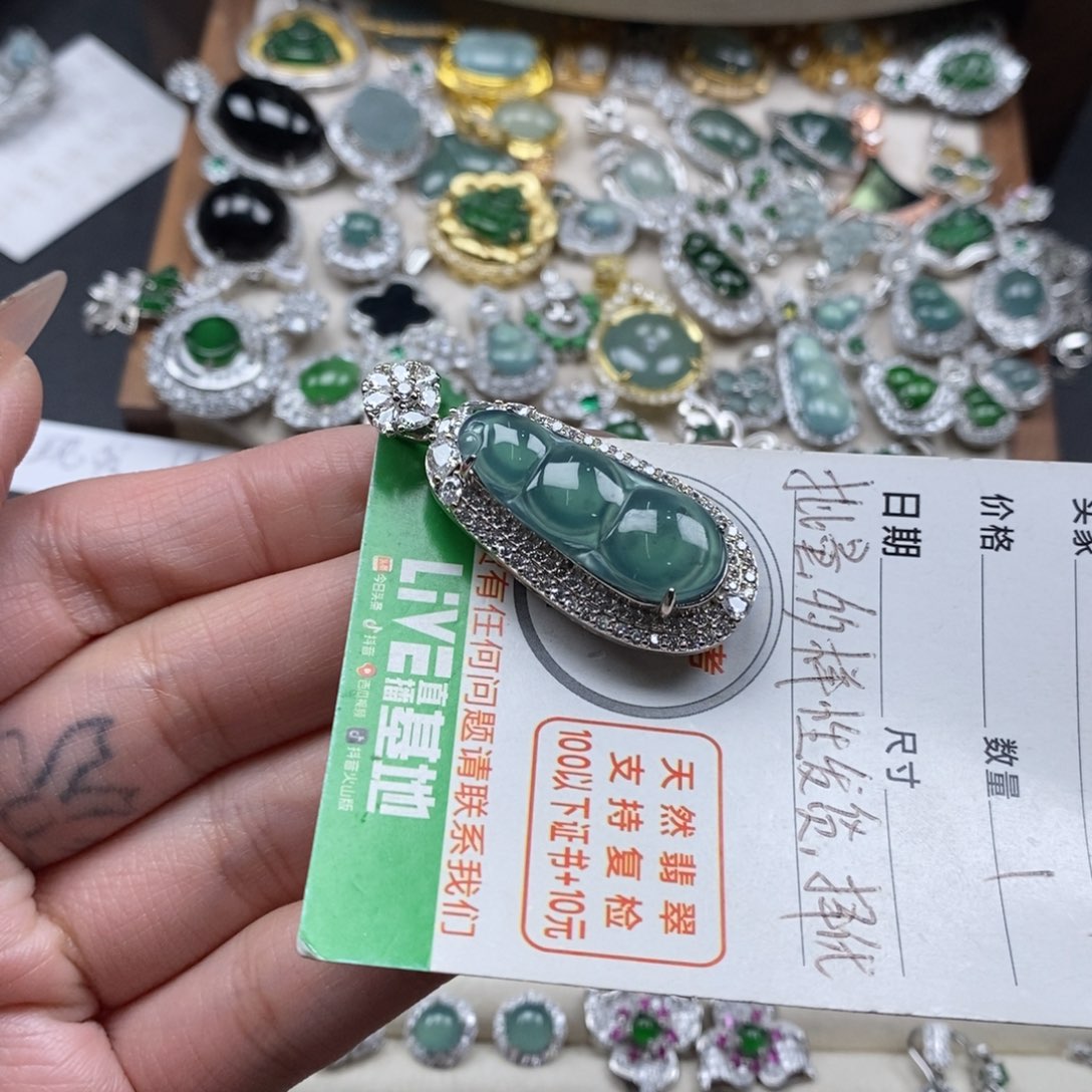 翡翠颈饰未镶嵌翡翠