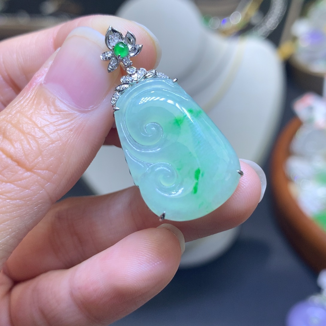 颈饰18K金镶嵌翡翠