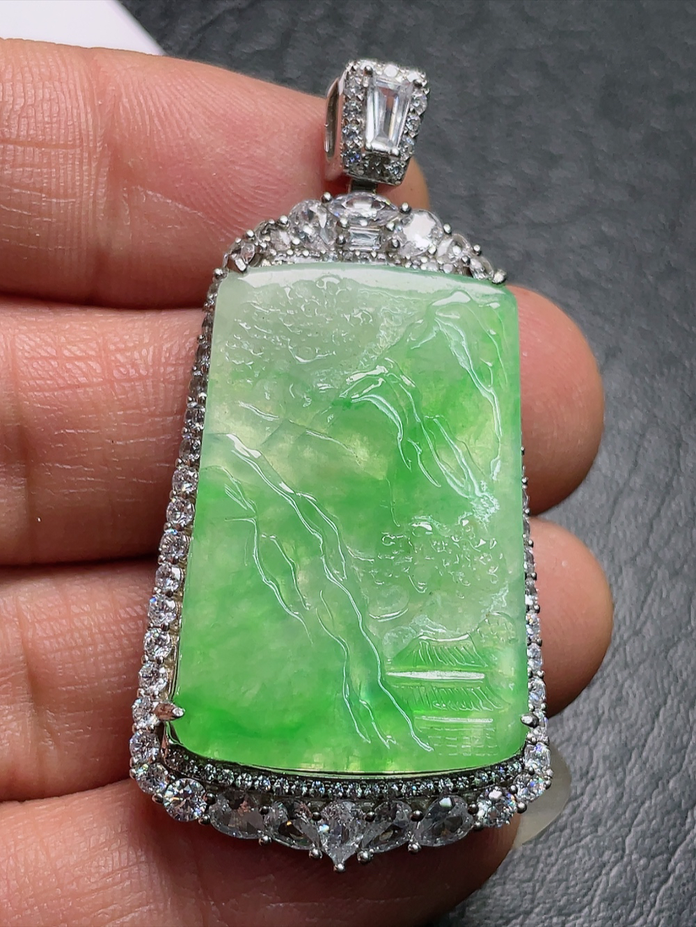（缅甸翡翠A货）925银镶嵌冰种飘阳绿山水牌吊坠（尺寸54.3-27.3-8.8
