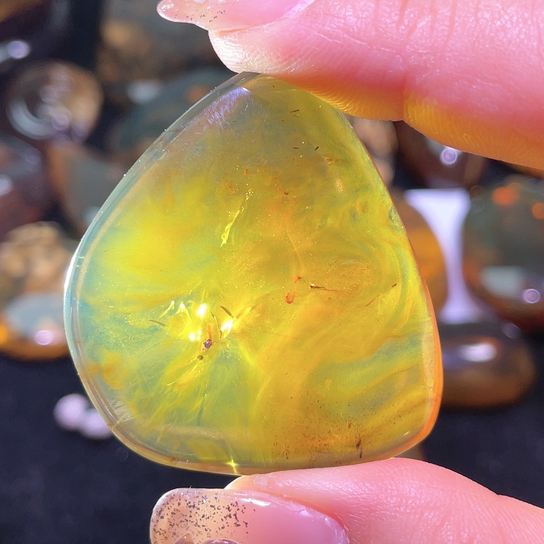 琥珀裸石未镶嵌。