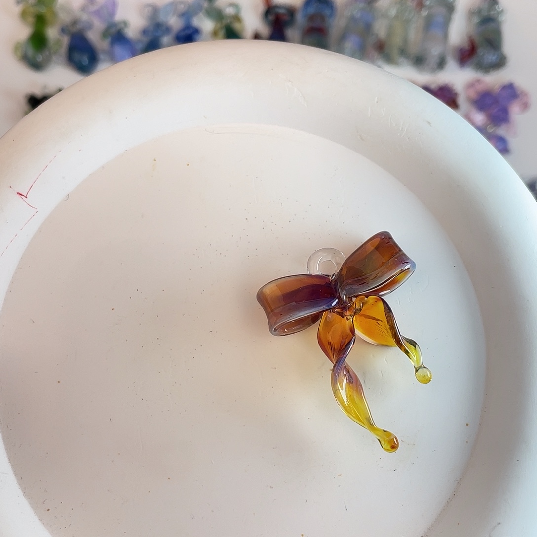 颈饰玻璃蝴蝶结吊坠