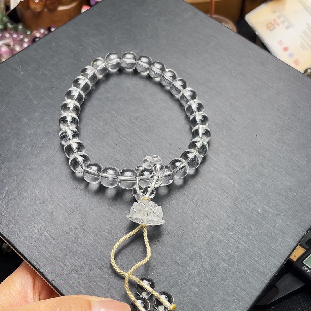 水晶手串手持。未镶嵌