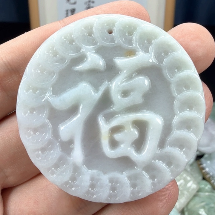 翡翠挂件未镶嵌翡翠
