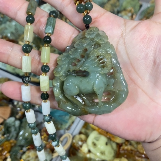 蛇纹石玉未镶嵌颈饰