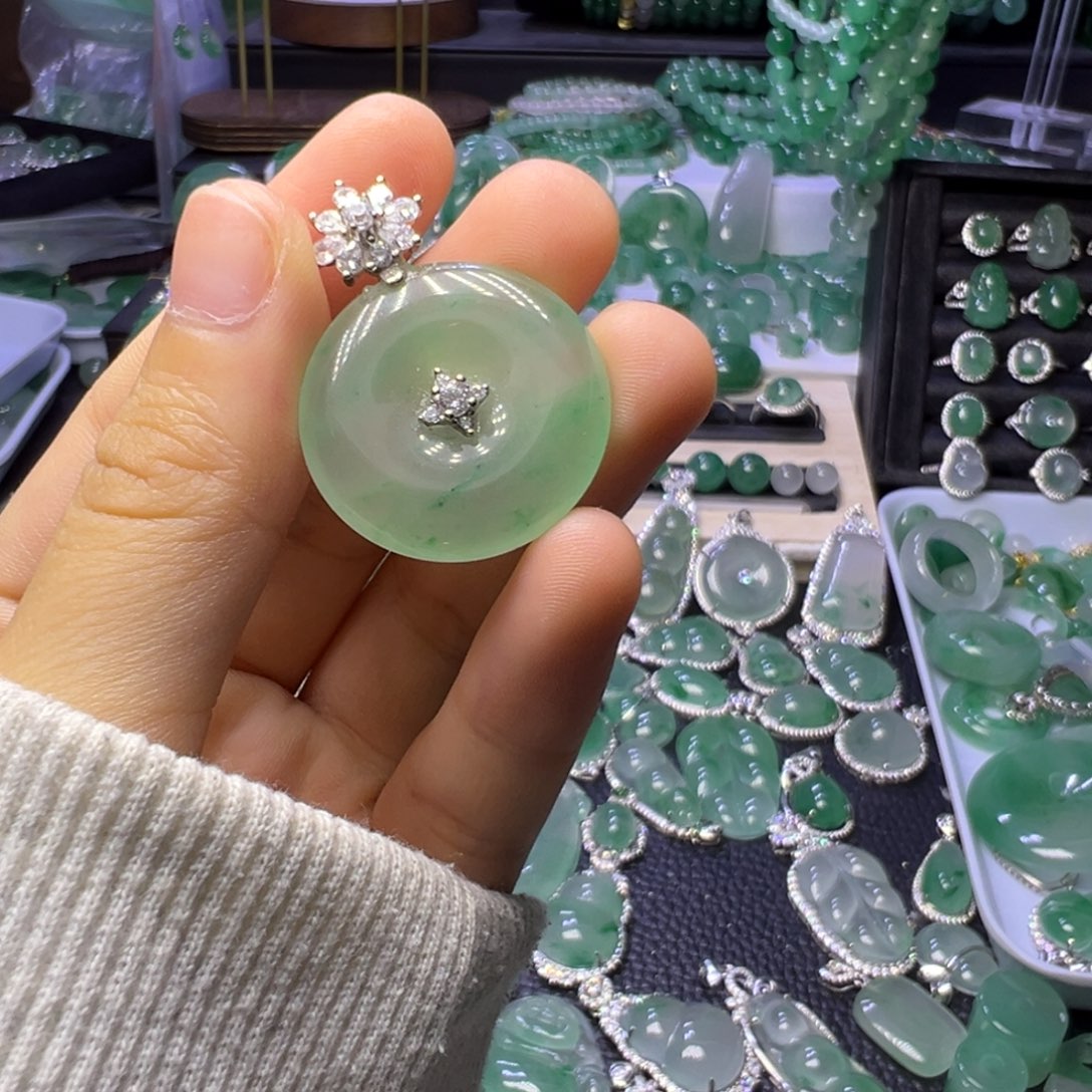 石英质玉（非洲翠）未镶嵌颈饰