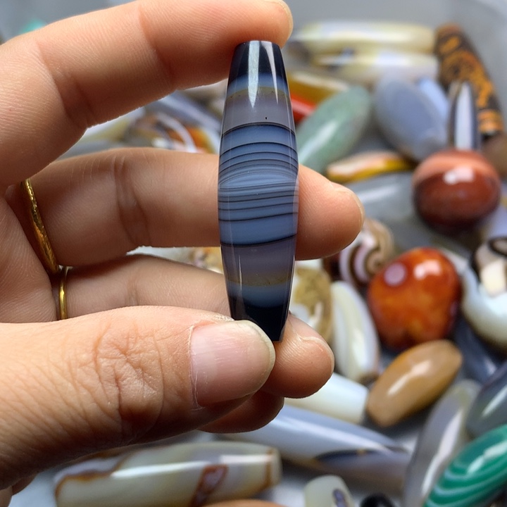 在***前玛瑙/玉髓未镶嵌颈饰吊坠