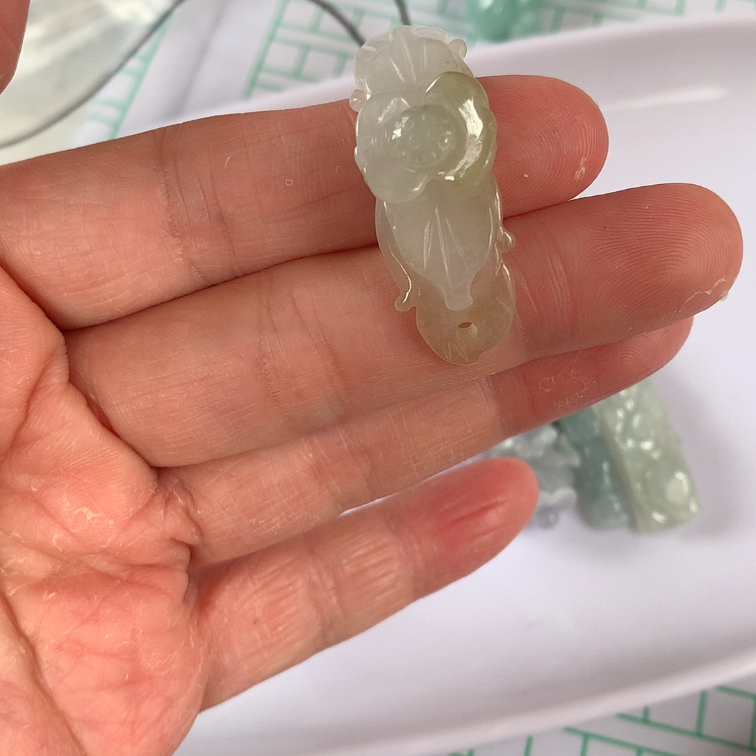 翡翠颈饰未镶嵌牛*听花