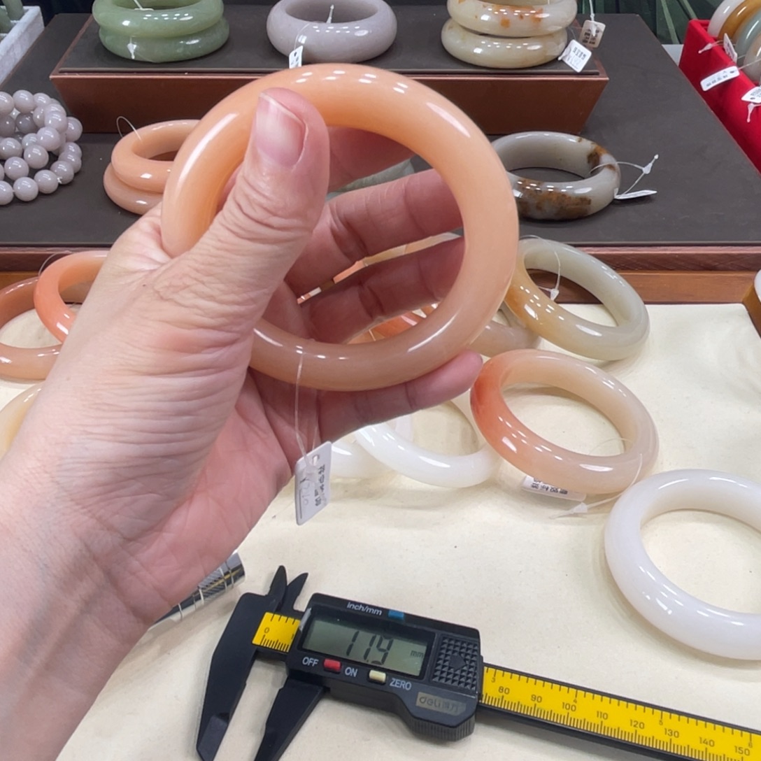 ゞ***ゞ石英岩玉未镶嵌手镯