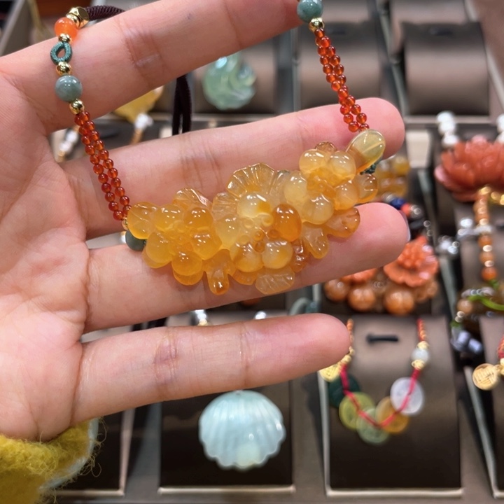 蛇纹石玉颈饰未镶嵌