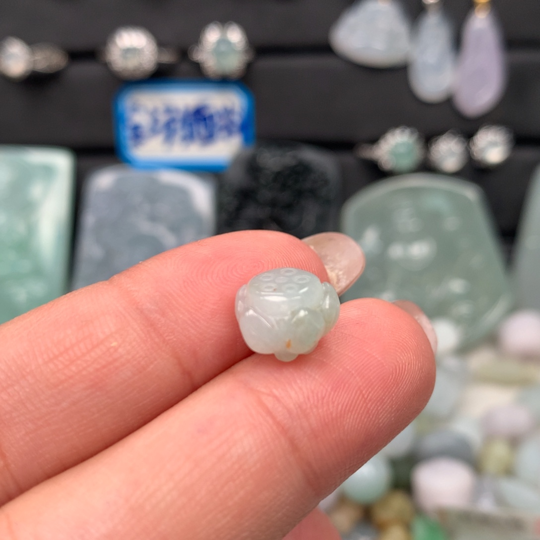 翡翠未镶嵌颈饰莲花