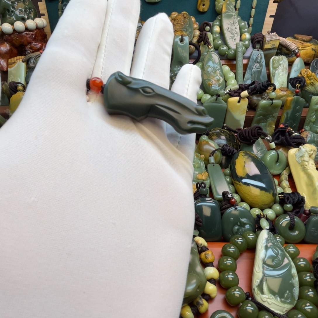 岫岩老玉（透闪石质玉）未镶嵌颈饰