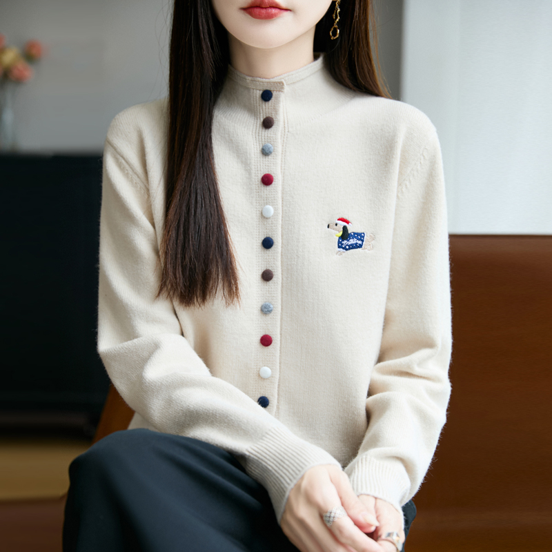 品牌2025新款秋冬新款精纺纯色羊毛衫女刺绣时尚彩扣针织开衫女