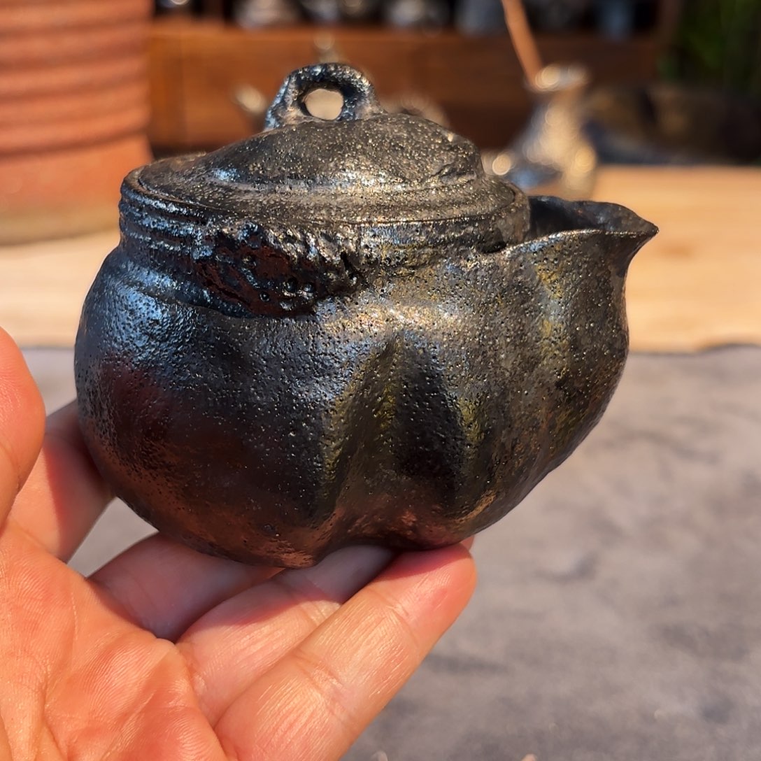 荥经黑砂馒头窑精美手抓壶