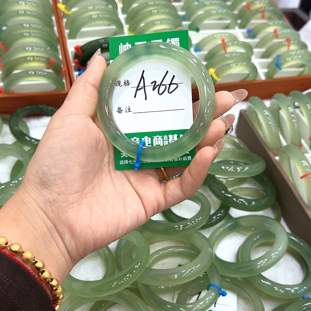 坚****蛇纹石玉未镶嵌手镯