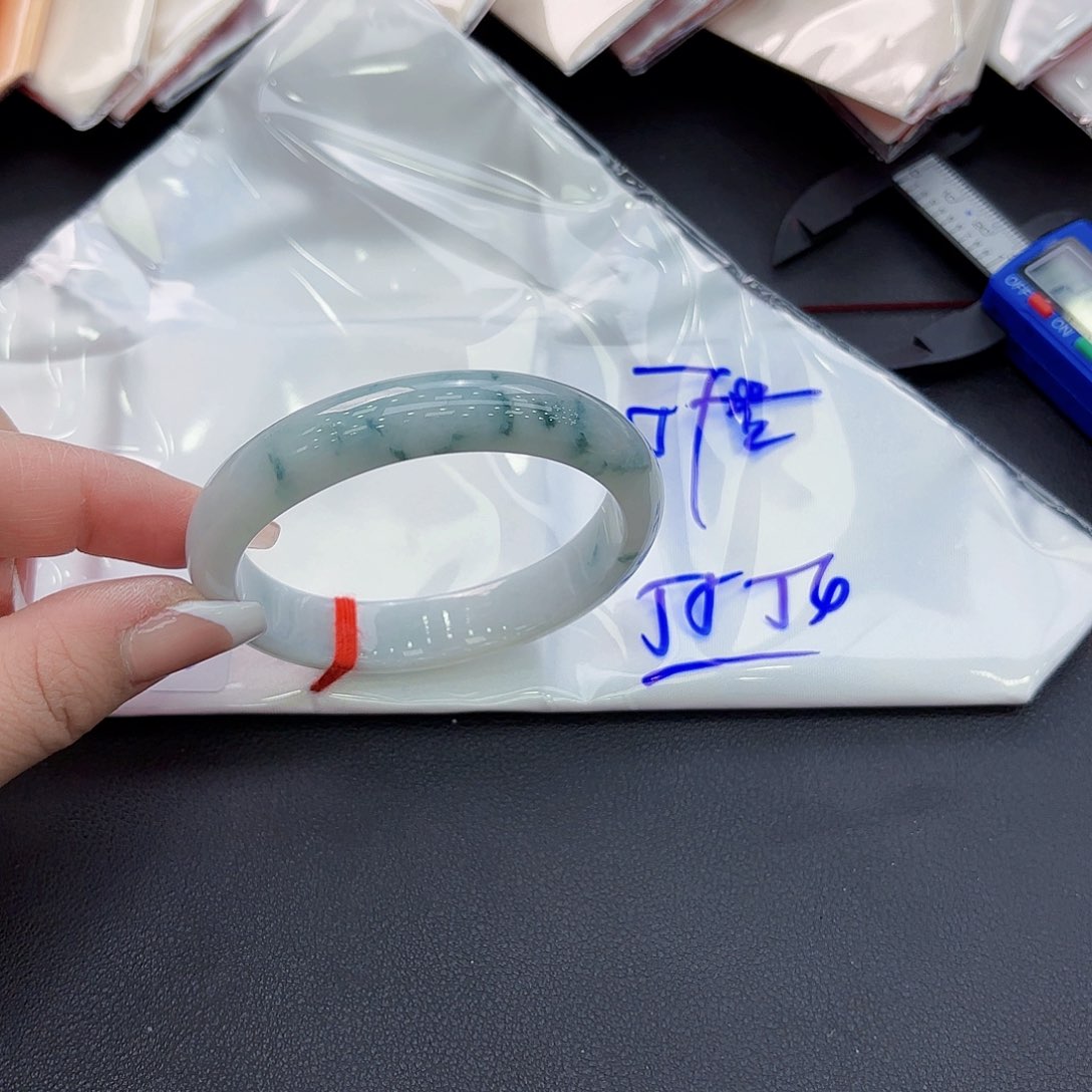 翡翠手镯未镶嵌手镯