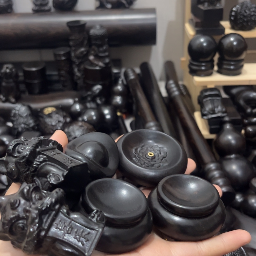 写***.黑酸枝木类紫光檀醒狮2个/底座2个/香插/元宝各一个