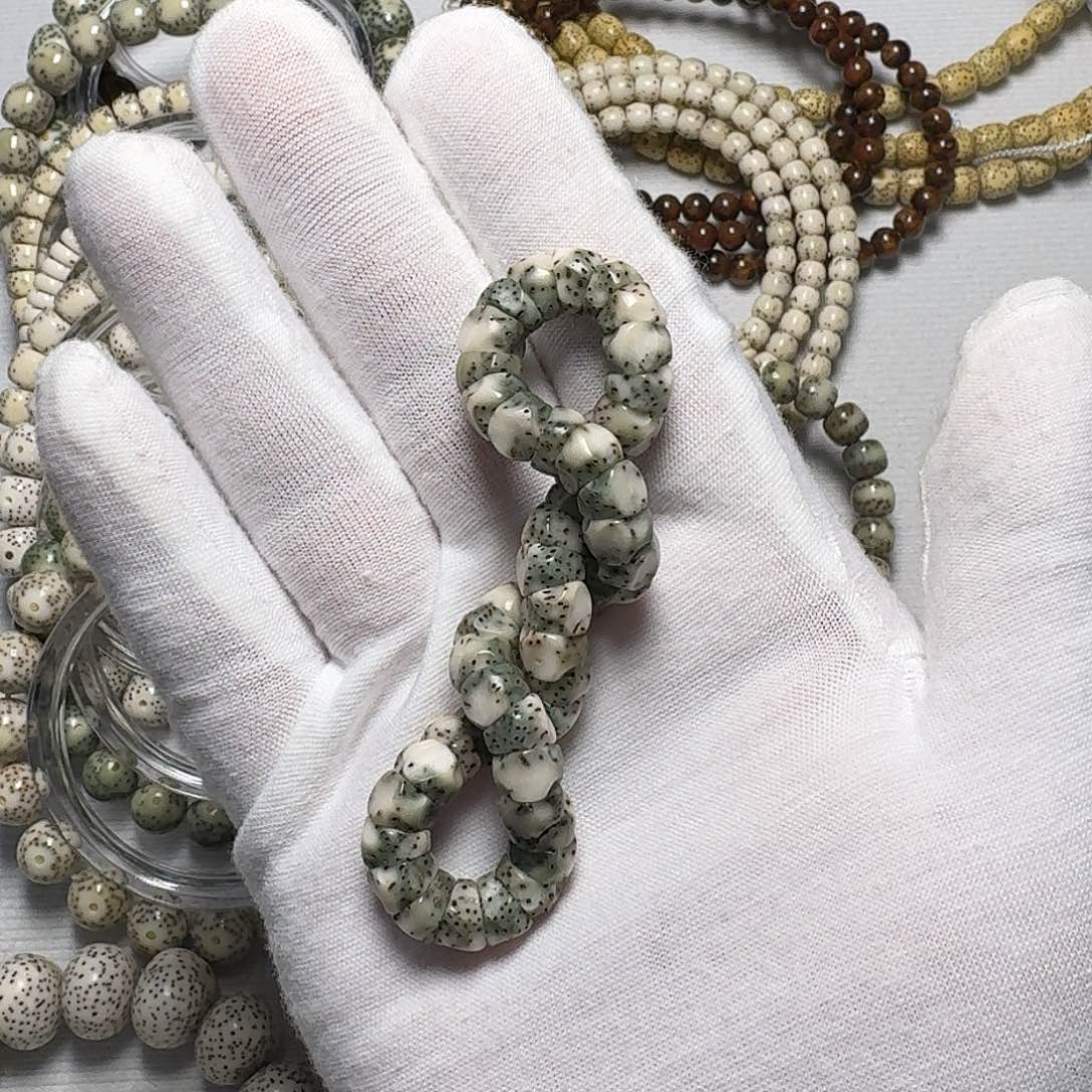 星月菩提手串原生态石玉料绿包白巧克力雕刻大肠手肠