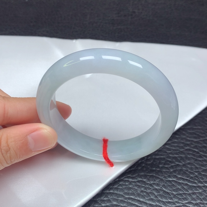 翡翠手镯未镶嵌。