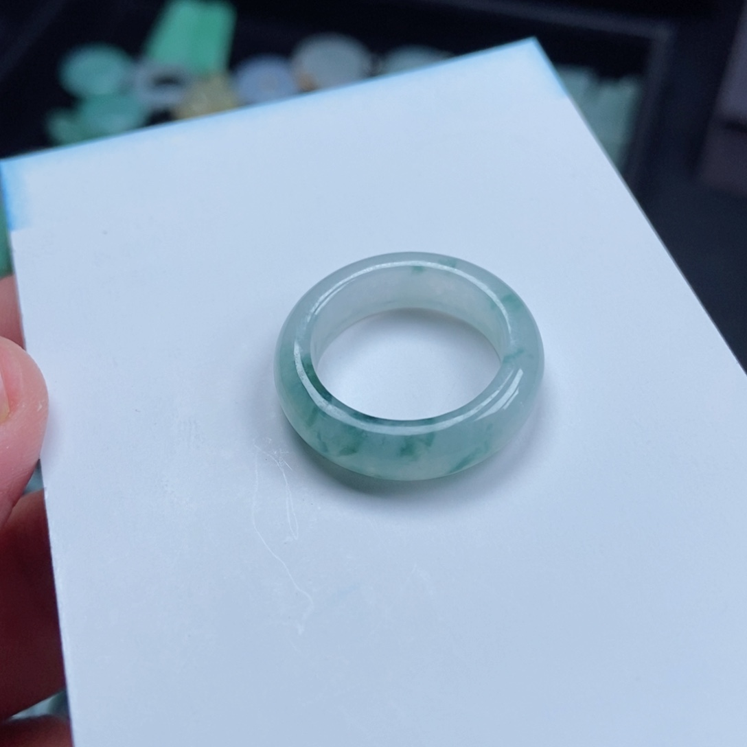 翡翠颈饰未镶嵌时****老