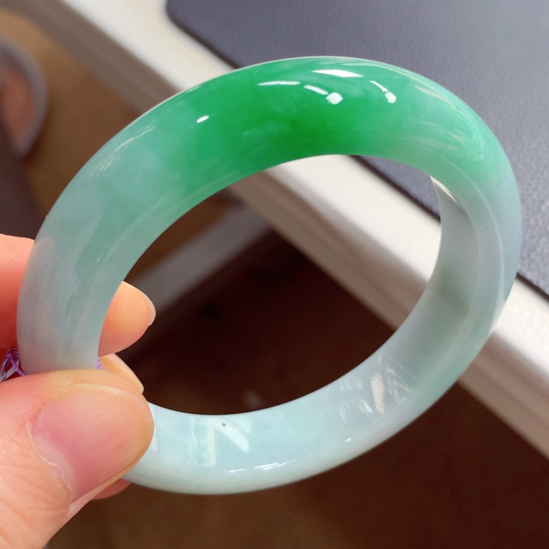 翡翠手镯未镶嵌翡翠