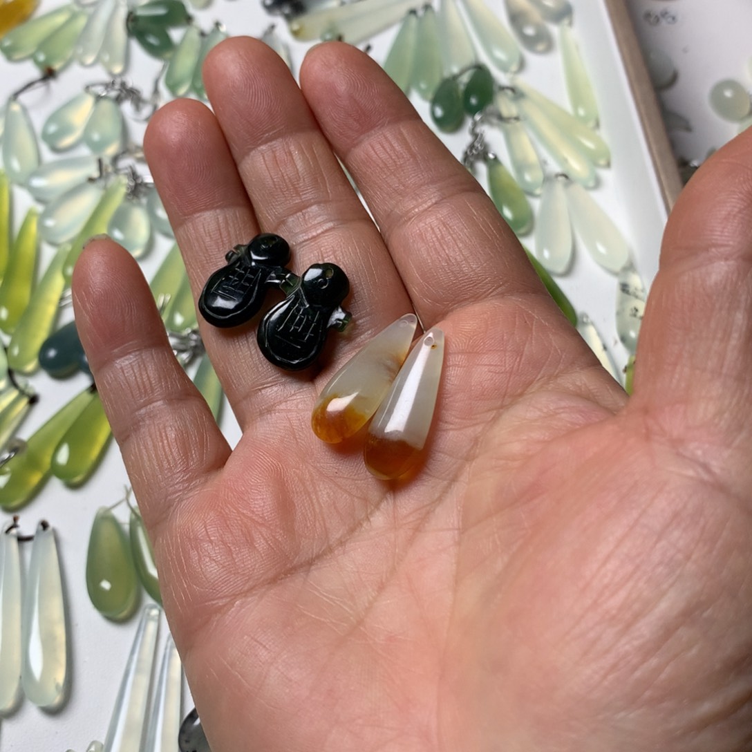 A***奶蛇纹石玉未镶嵌耳坠