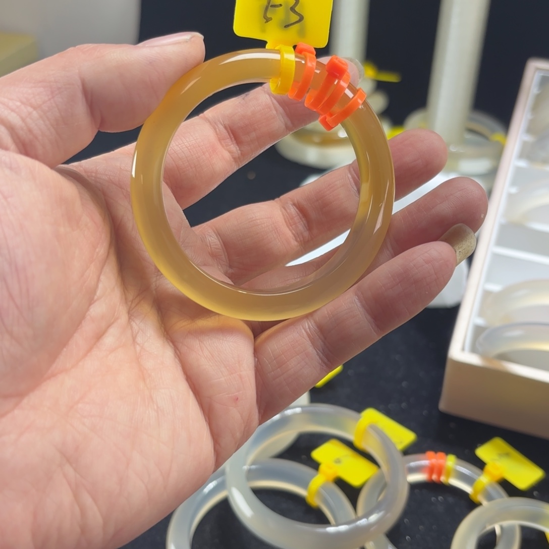 岂***李玛瑙/玉髓合金手镯