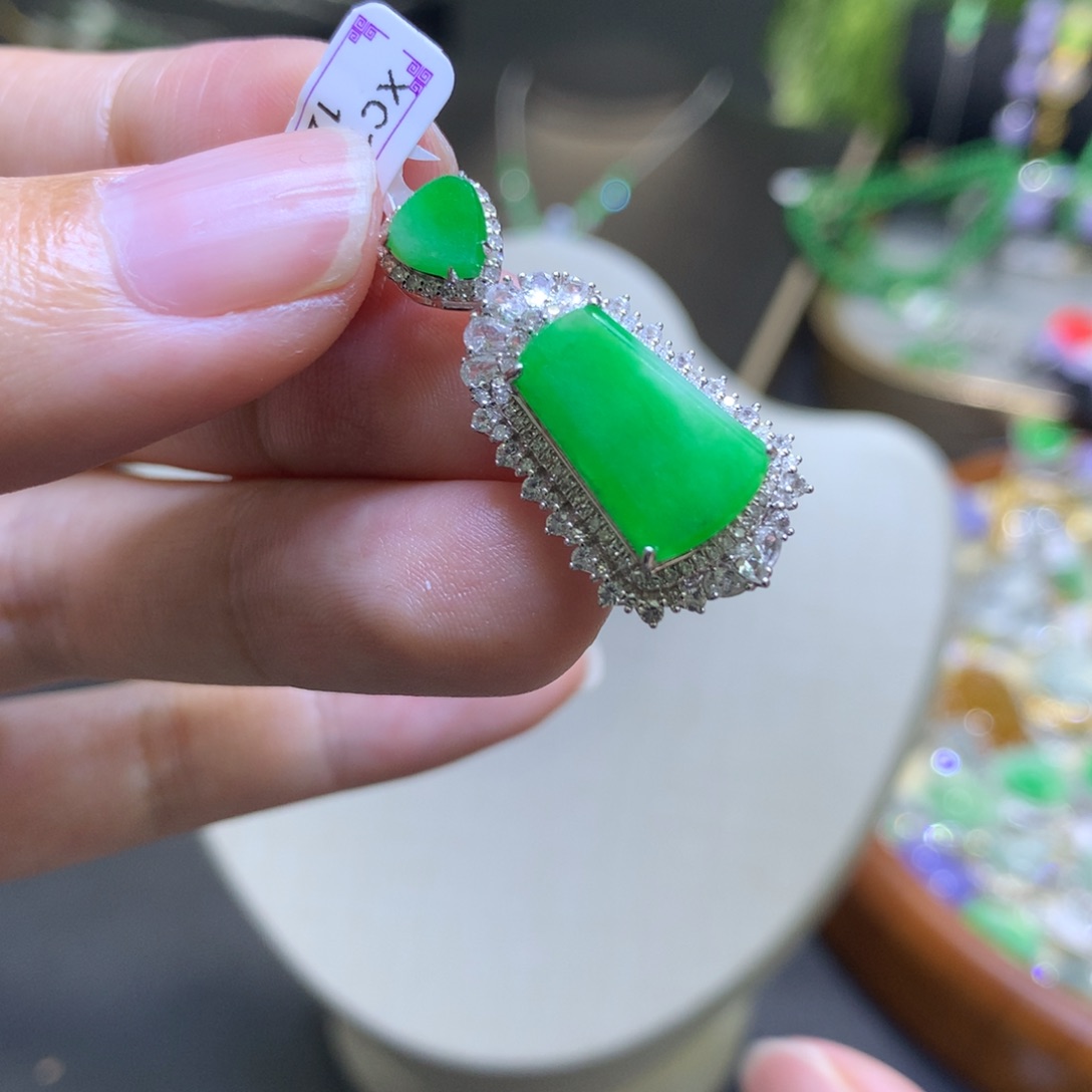 颈饰18K金镶嵌翡翠