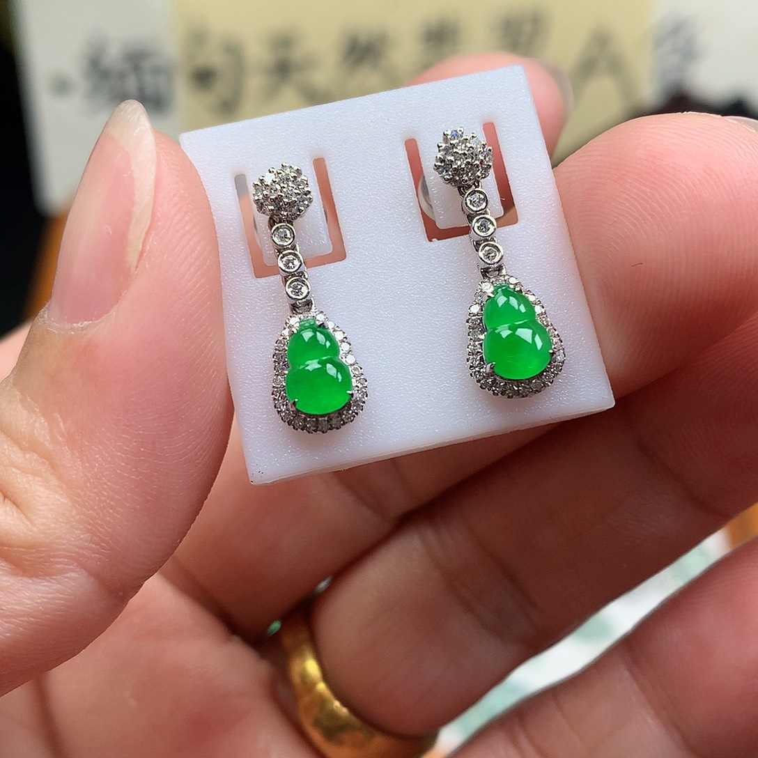 翡翠裸石18K金镶嵌缅甸天然A货翡翠阳绿葫芦