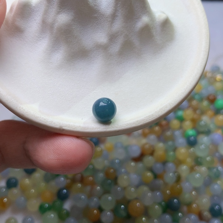 翡翠颈饰未镶嵌她*