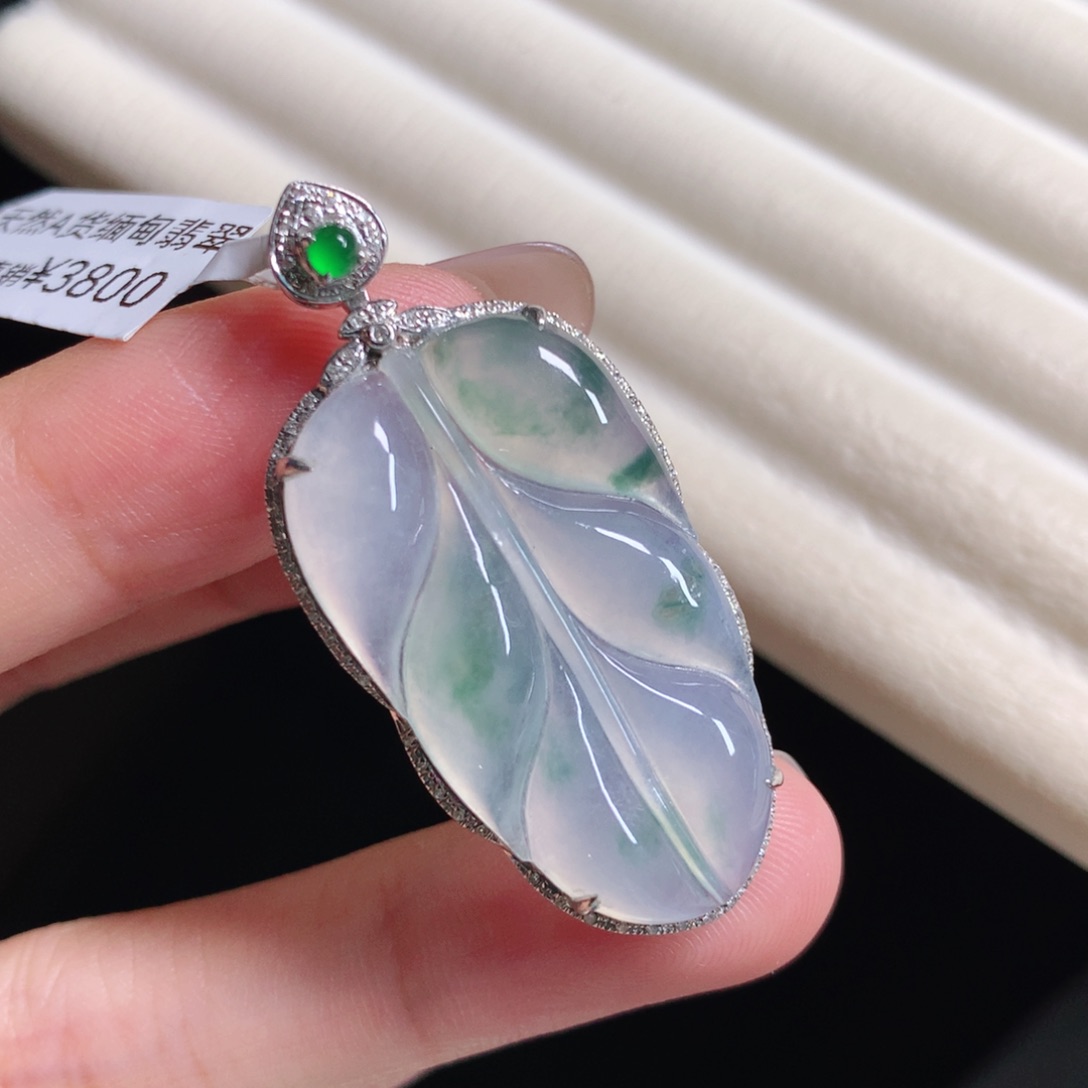 翡翠颈饰18K金镶嵌叶子