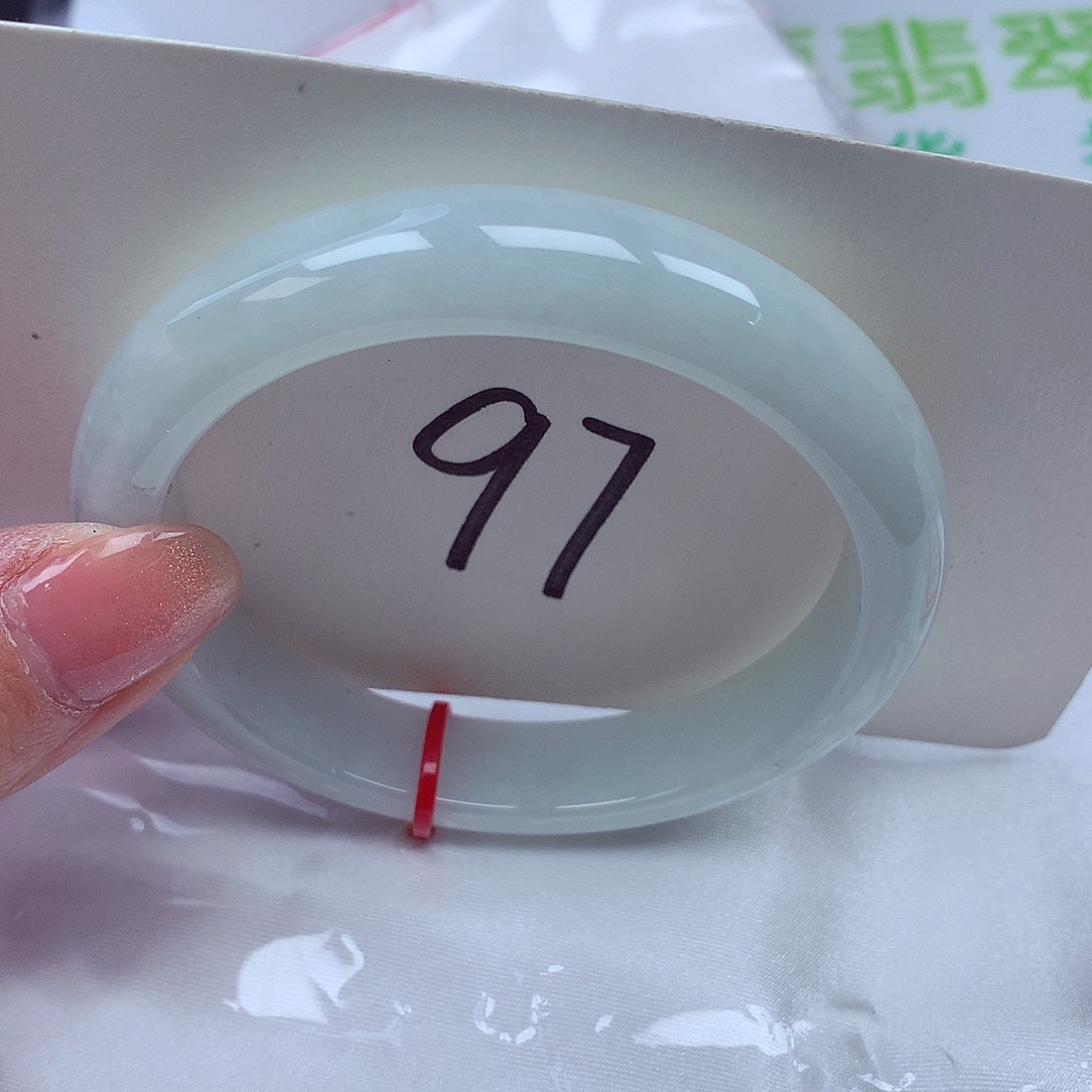 翡翠手镯未镶嵌翡翠