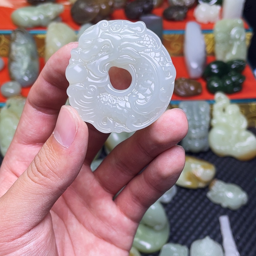 人***和田玉未镶嵌颈饰