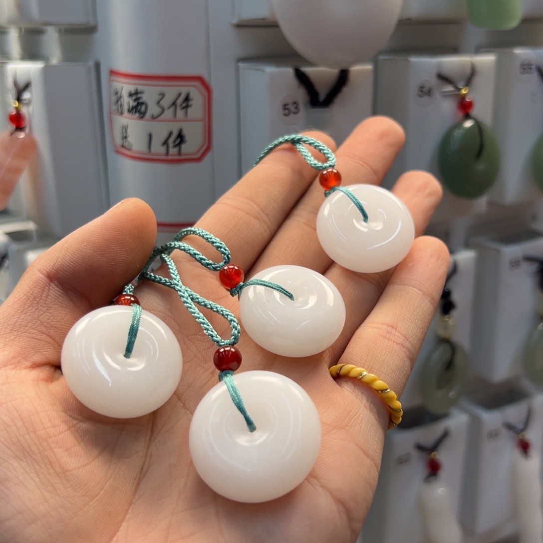 石英质玉（天山翠）合金颈饰