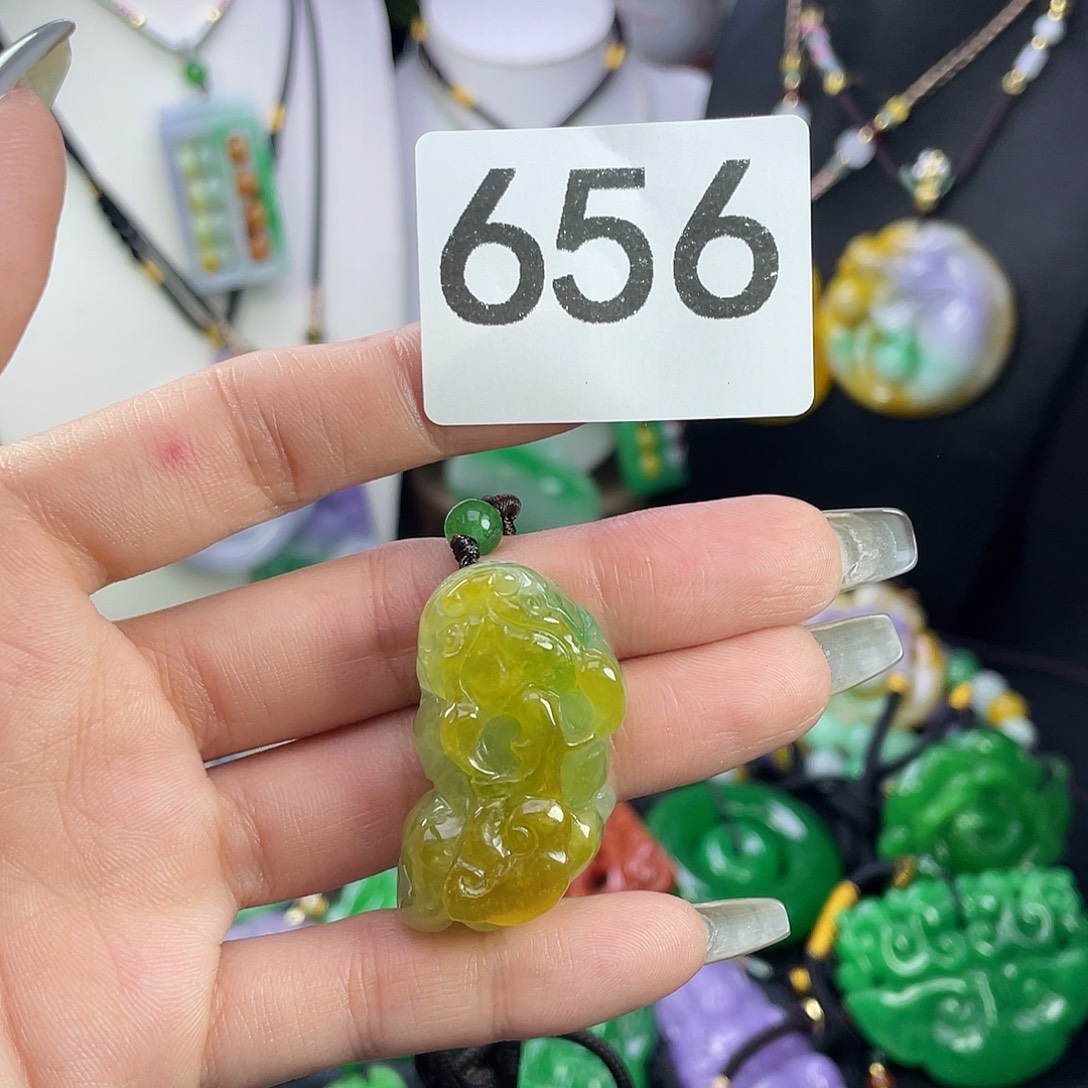 翡翠未镶嵌吊坠(赠链)