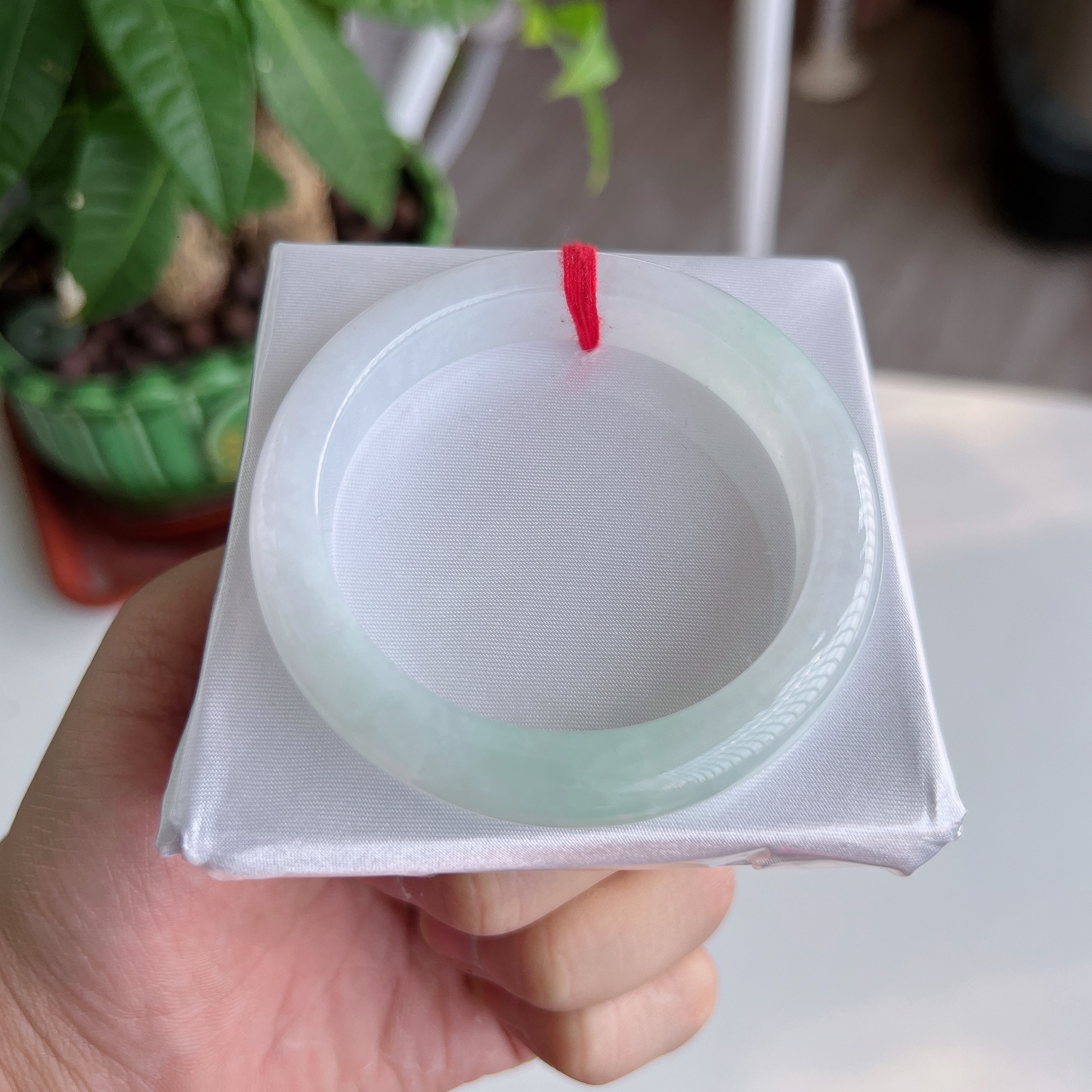   【手机实拍0色差】缅甸翡翠A货老坑冰种53圈飘绿正圈小圈口手镯