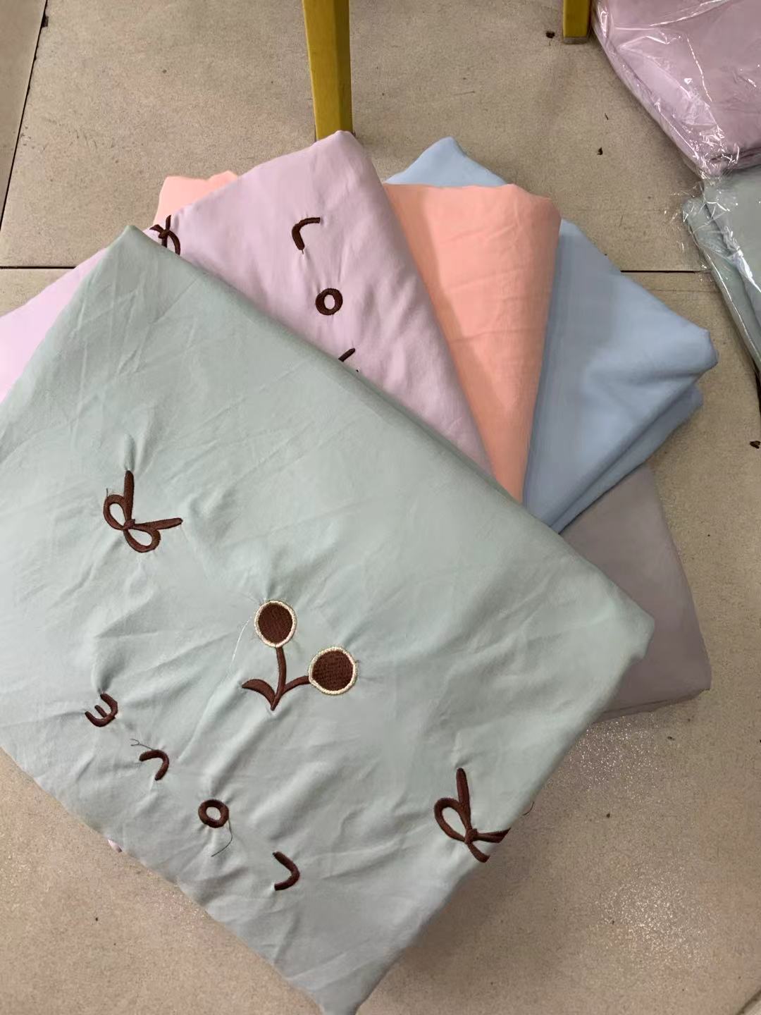 纯色绣花水洗被套