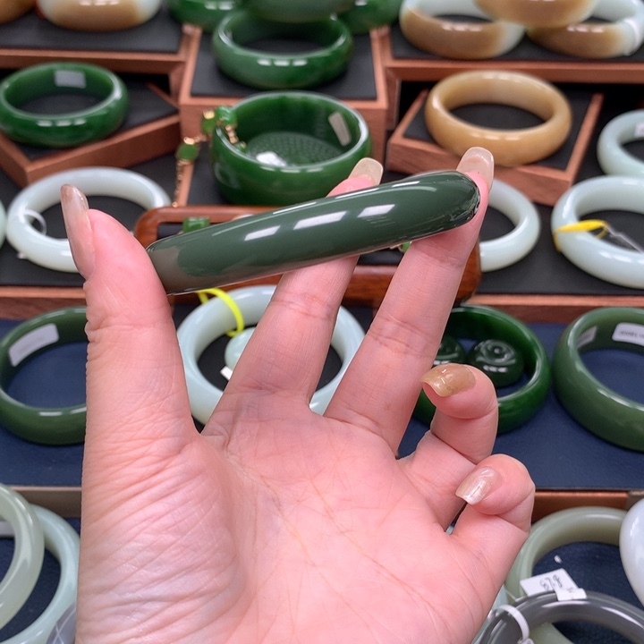 和田玉手镯未镶嵌